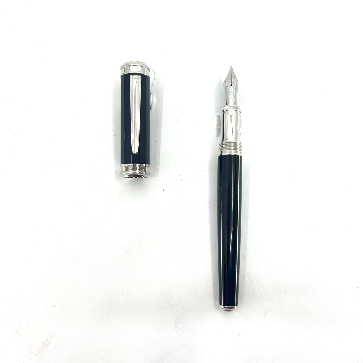 Signum (Italy) Black Facetted Fountain Pen - Broad 18kt Gold Nib