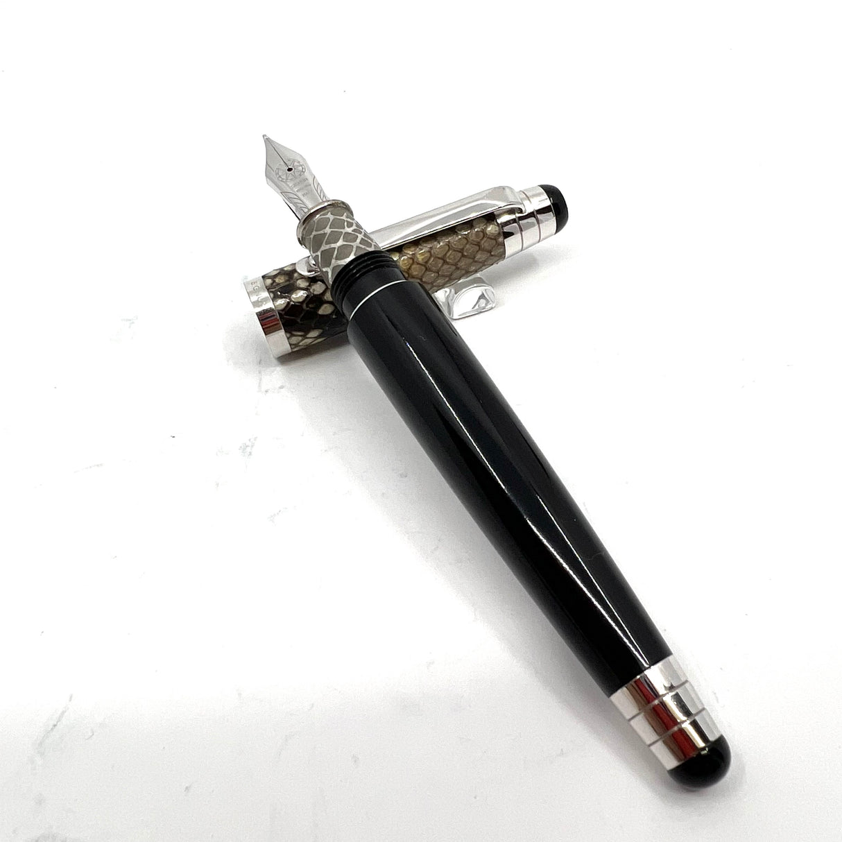 Signum (Italy) Nova Python - Black/Beige/Ivory Python Skin Fountain Pen