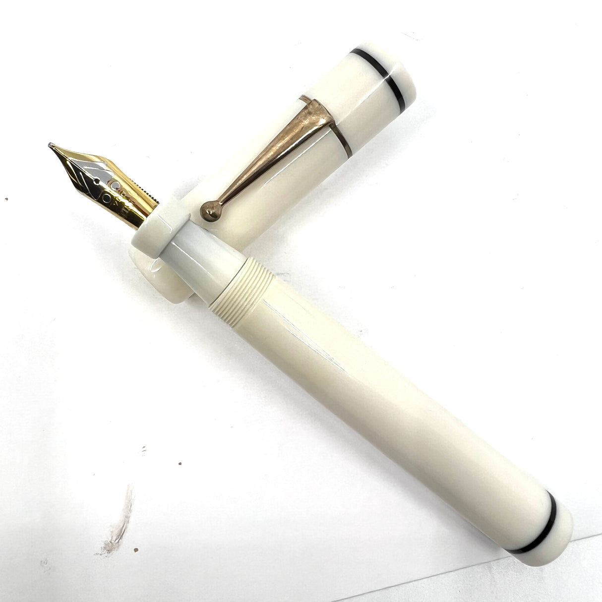 Bexley Giant Fountain Pen - White/Blue bands - Large Cursive Italic 18kt Gold Nib