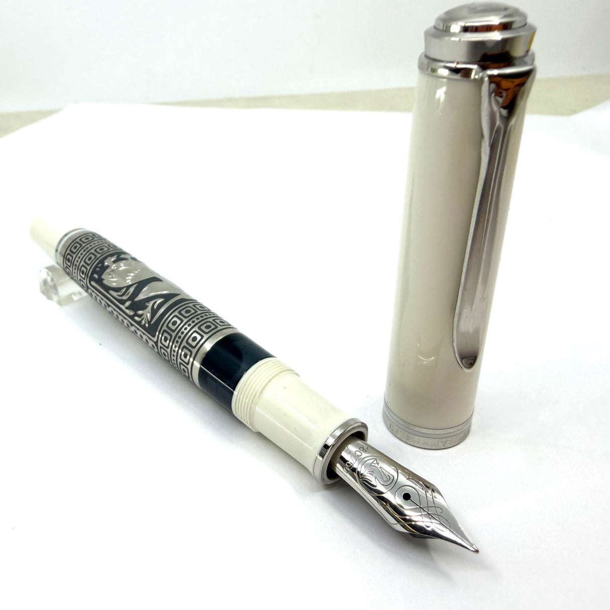Pelikan M910 White Toledo Fountain Pen - Fine 18kt Gold Nib