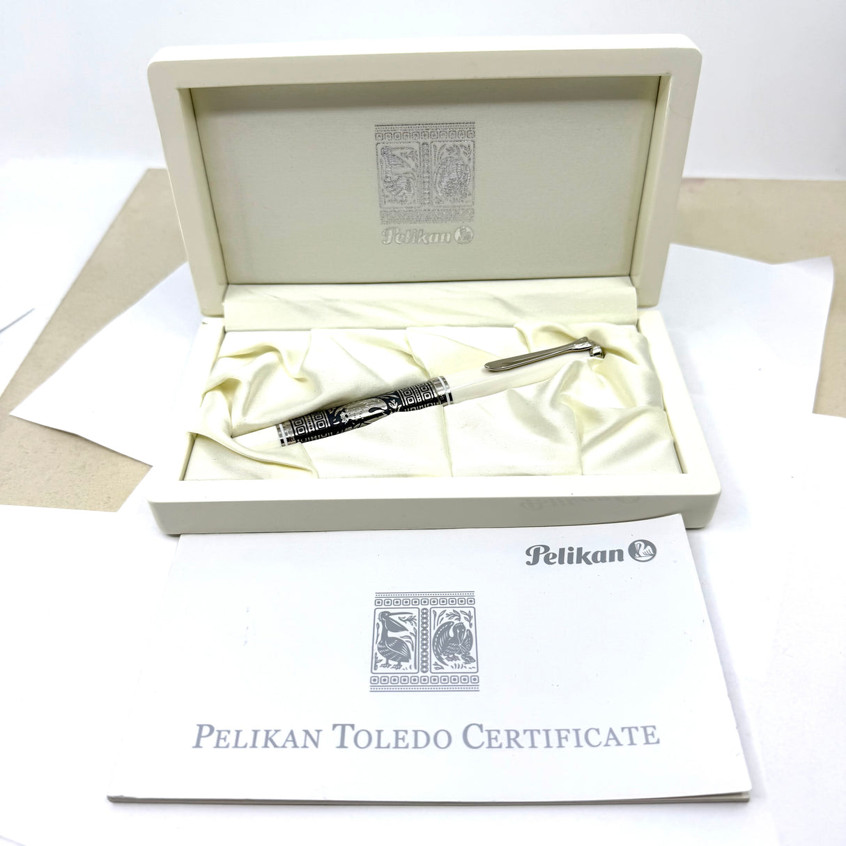 Pelikan M910 White Toledo Fountain Pen - Fine 18kt Gold Nib