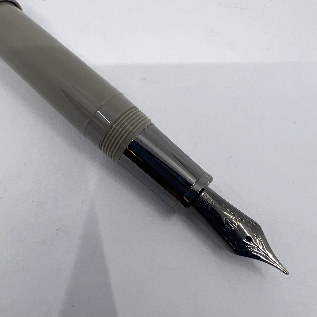 Sailor 1911 Large Special Edition Light Gray Themis Fountain Pen - Medium 21kt Gold Nib