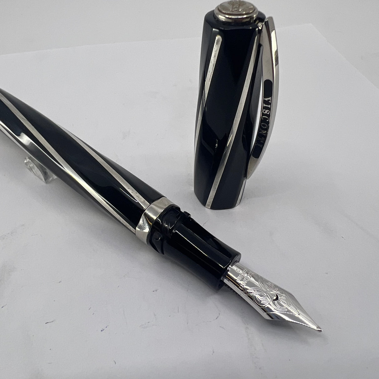 Visconti Black Divina Large Fountain Pen - Broad 14kt Gold Nib