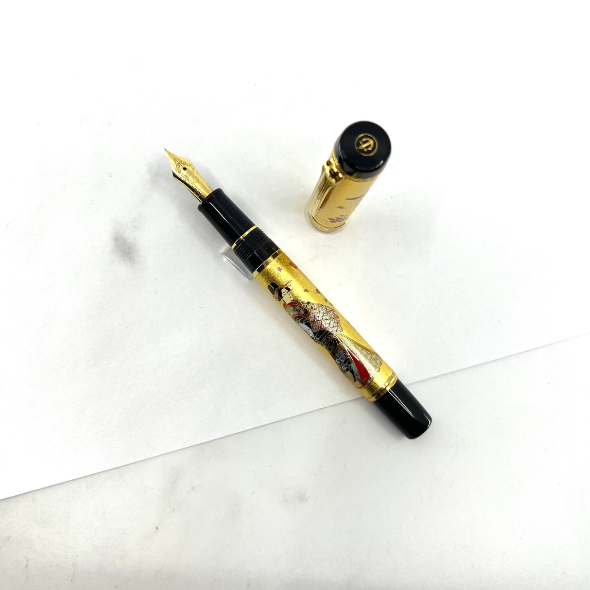 Sailor Kin Rei Maki-e Gold Leaf Courtesan/Geisha Fountain Pen - Medium 14kt Gold Nib