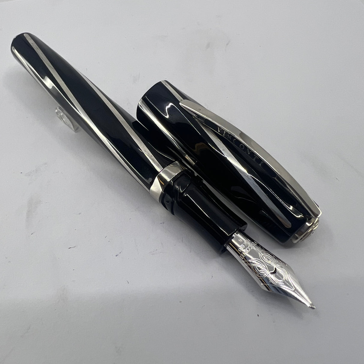 Visconti Black Divina Large Fountain Pen - Broad 14kt Gold Nib
