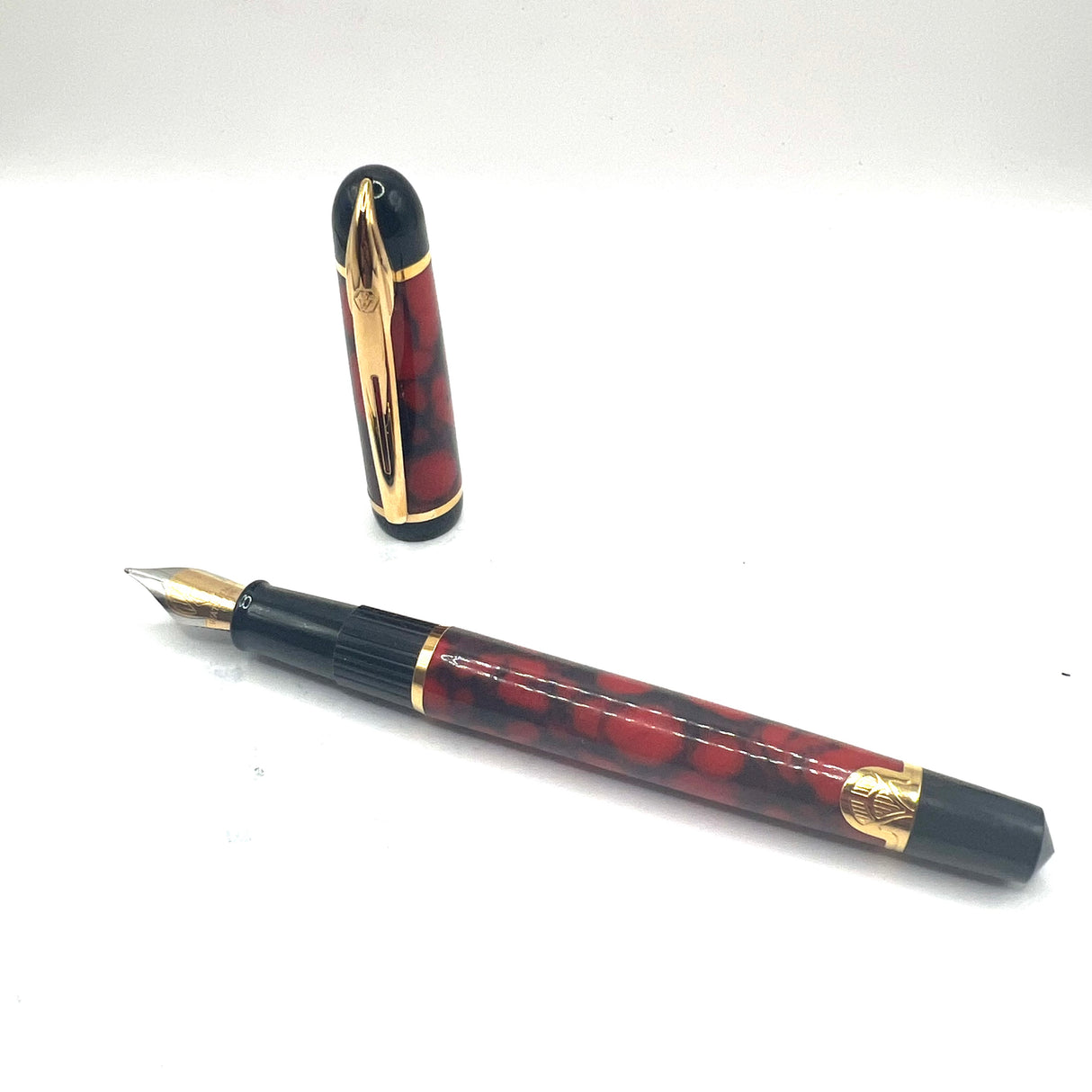 Waterman Phileas Red/Black Marble (Second Generation) Fountain Pen - Medium Gilt Nib