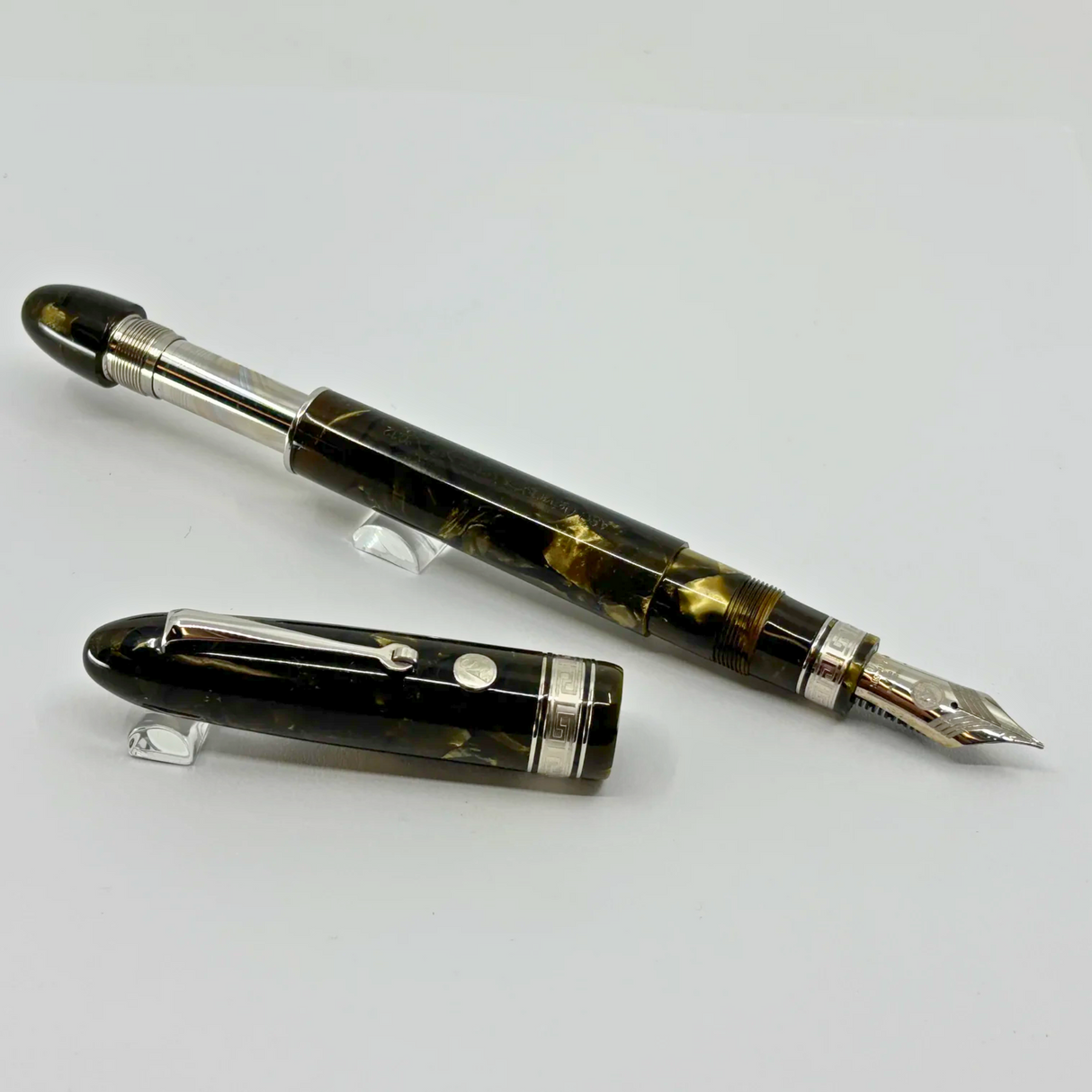 ASC (Armando Simoni Club) Ogiva Oversized Extra Green Saft Celluloid Limited Edition Fountain Pen - Medium Magic Flex #8 Size 14kt Gold Nib