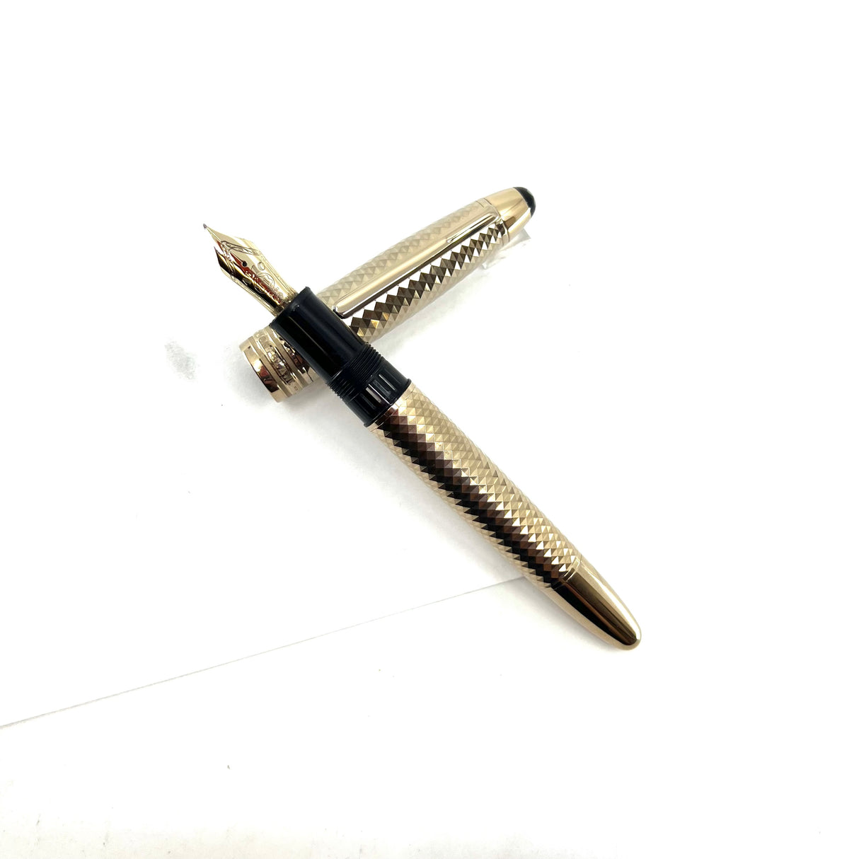 Montblanc Solitaire Geometric Dimension Gold-Plated LeGrand #146 Fountain Pen - Fine 18kt Gold Nib