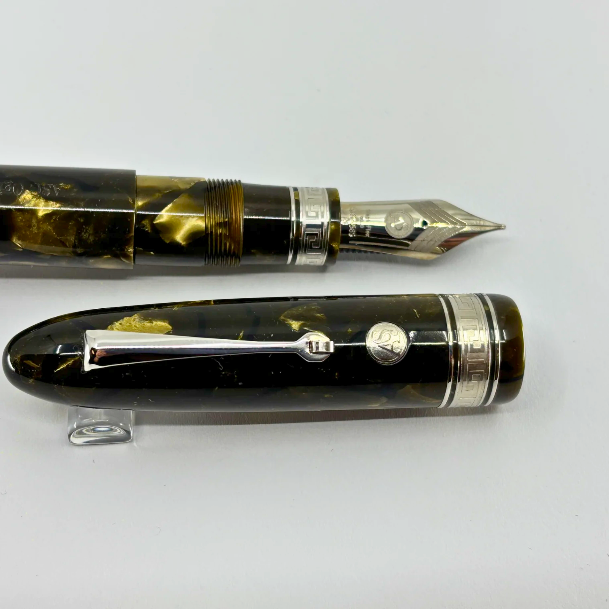 ASC (Armando Simoni Club) Ogiva Oversized Extra Green Saft Celluloid Limited Edition Fountain Pen - Medium Magic Flex #8 Size 14kt Gold Nib