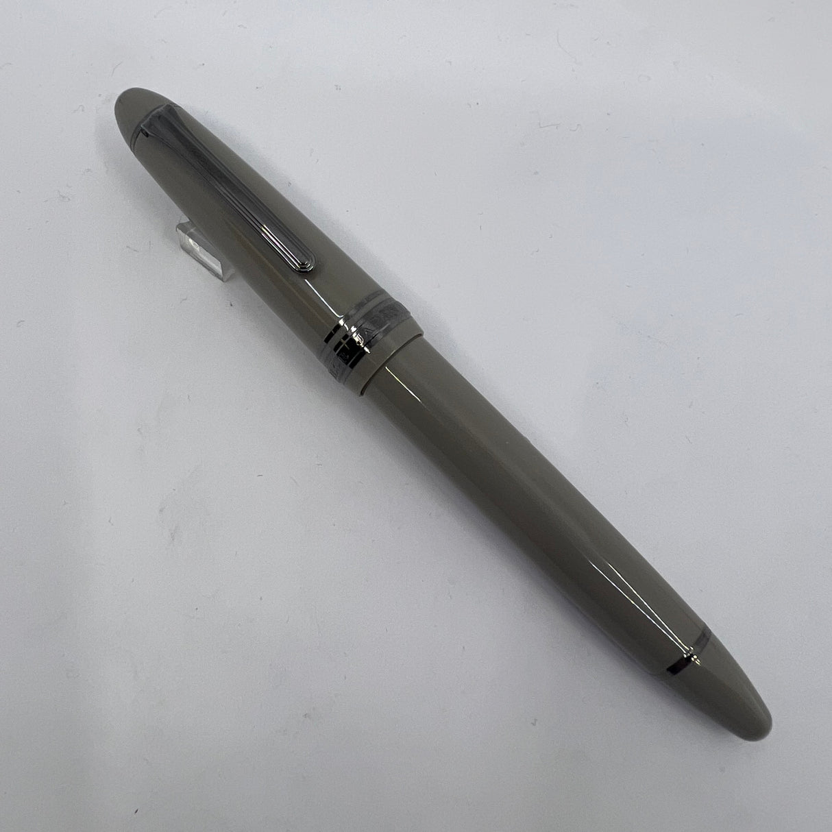 Sailor 1911 Large Special Edition Light Gray Themis Fountain Pen - Medium 21kt Gold Nib