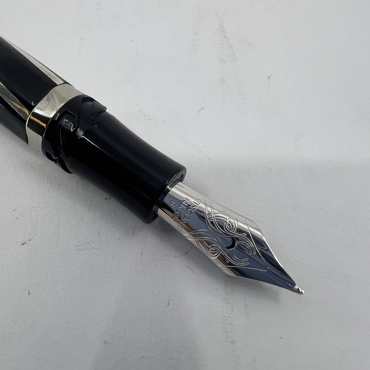 Visconti Black Divina Large Fountain Pen - Broad 14kt Gold Nib