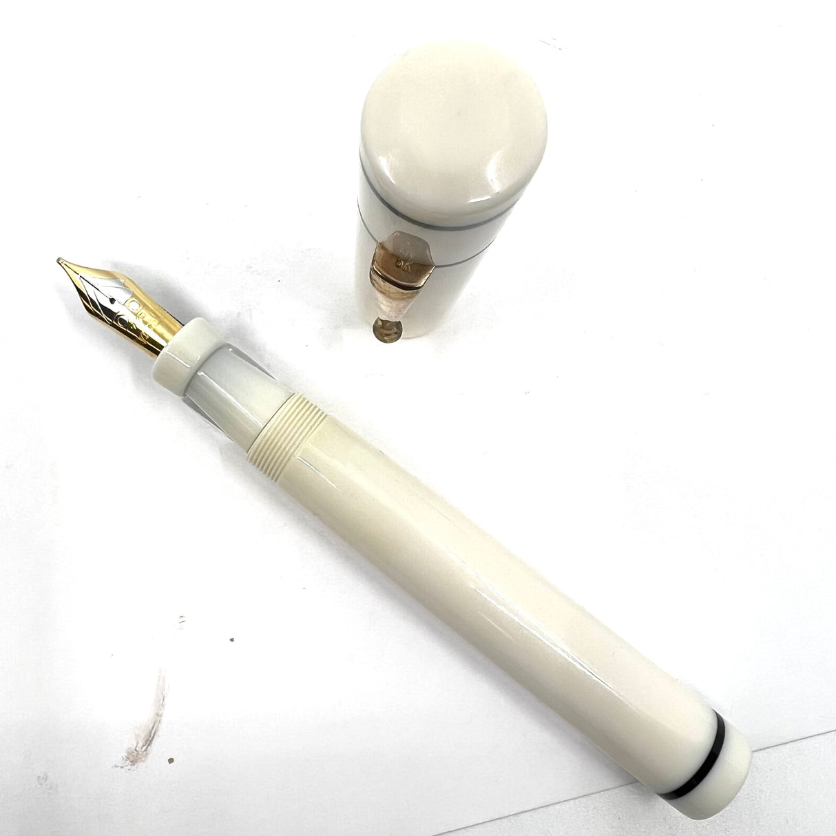 Bexley Giant Fountain Pen - White/Blue bands - Large Cursive Italic 18kt Gold Nib