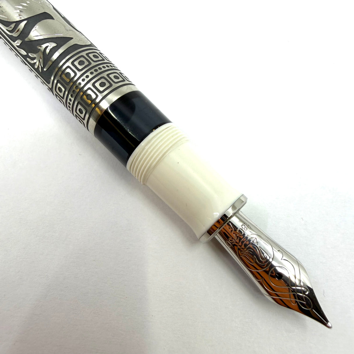 Pelikan M910 White Toledo Fountain Pen - Fine 18kt Gold Nib