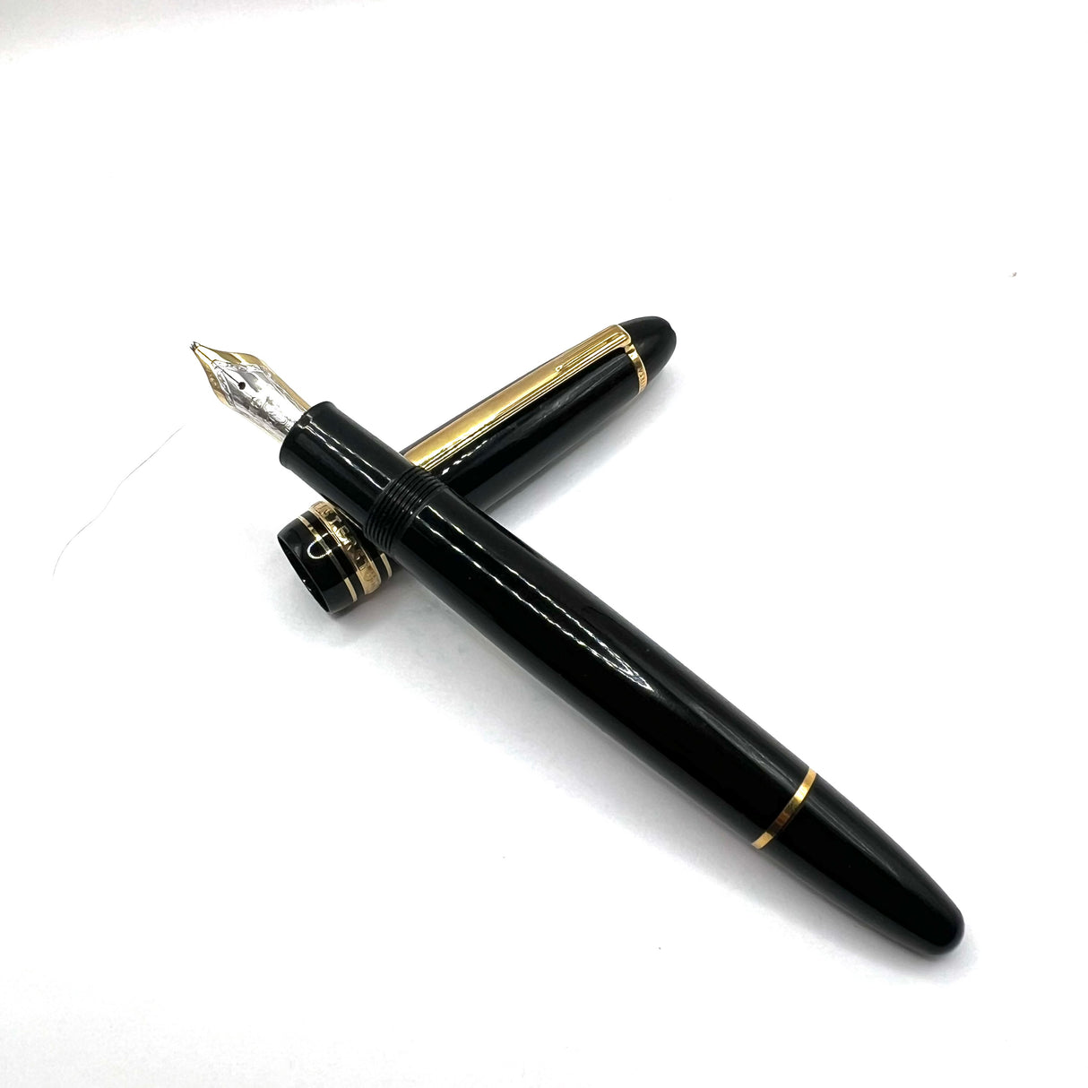 Montblanc #147 Traveler Black Resin LeGrand Meisterstuck Fountain Pen - Broad Oblique (Profile of Left Foot) 18kt Gold Nib