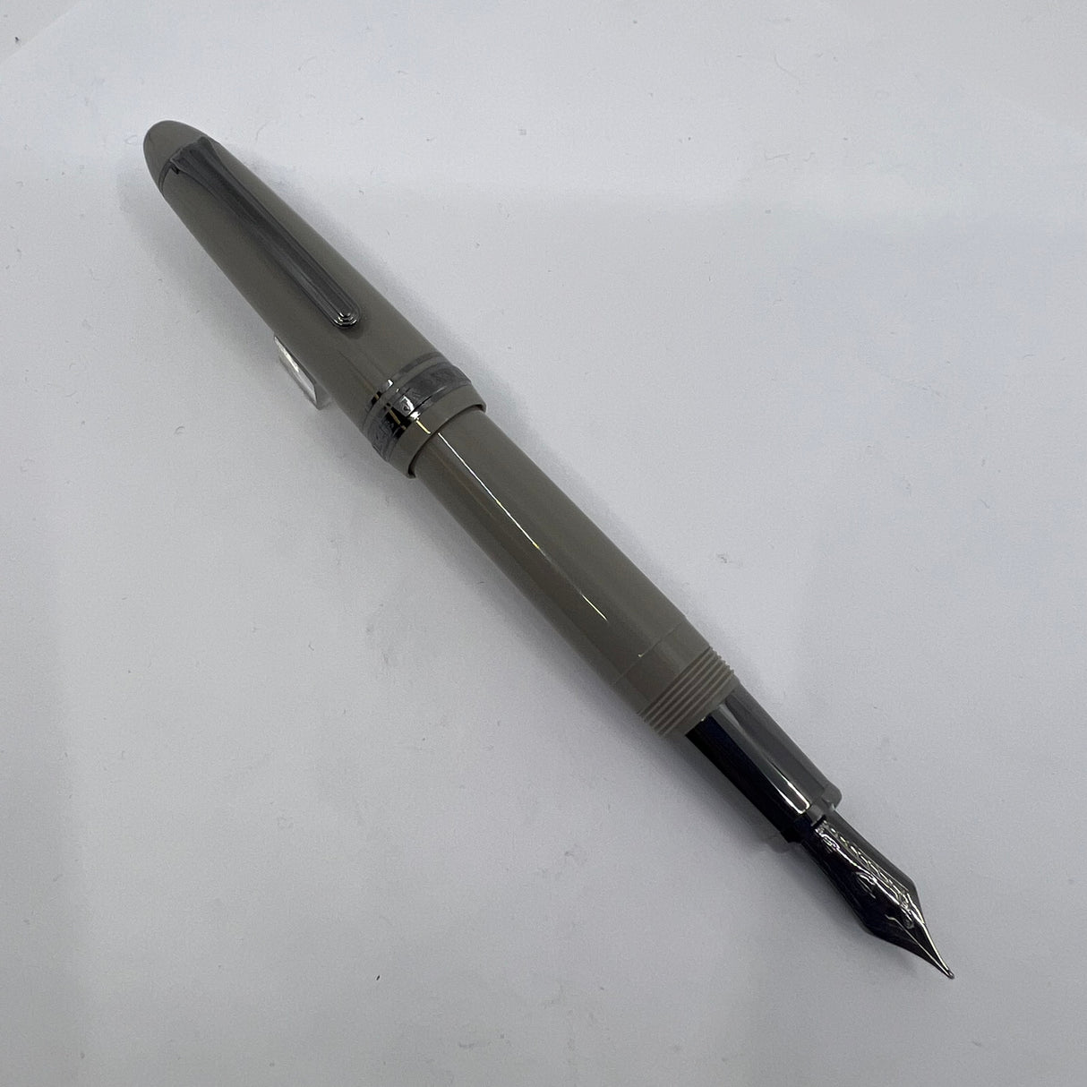 Sailor 1911 Large Special Edition Light Gray Themis Fountain Pen - Medium 21kt Gold Nib