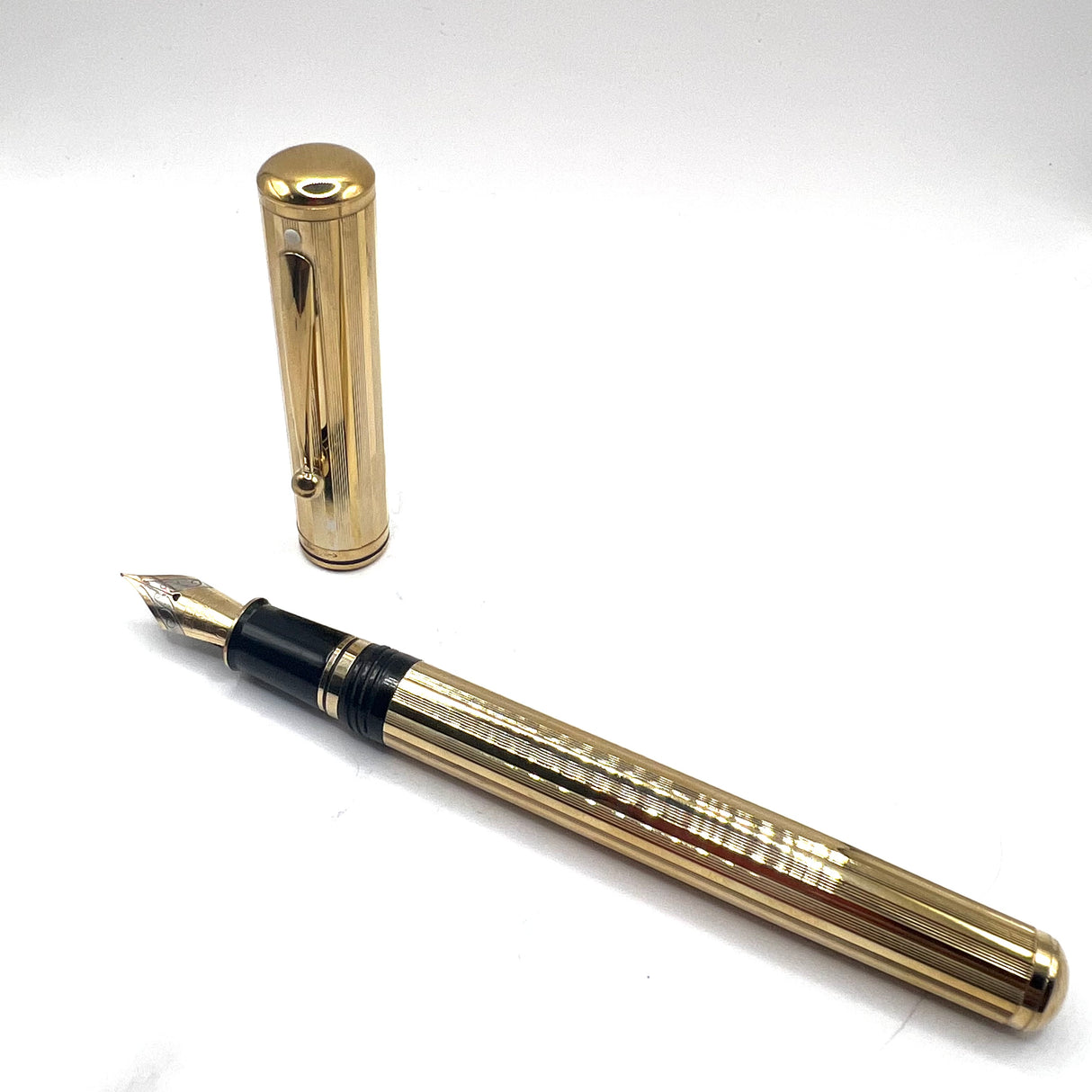 Sheaffer Grand Connaisseur Gold-Plated Vertical Line Pattern Fountain Pen - Fine Two-Tone 18kt Gold Nib