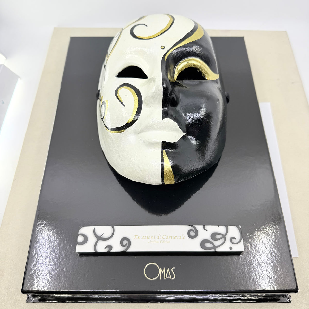 OMAS Emozioni Di Carnevale Limited Edition Fountain Pen - Fine 18kt Gold Nib