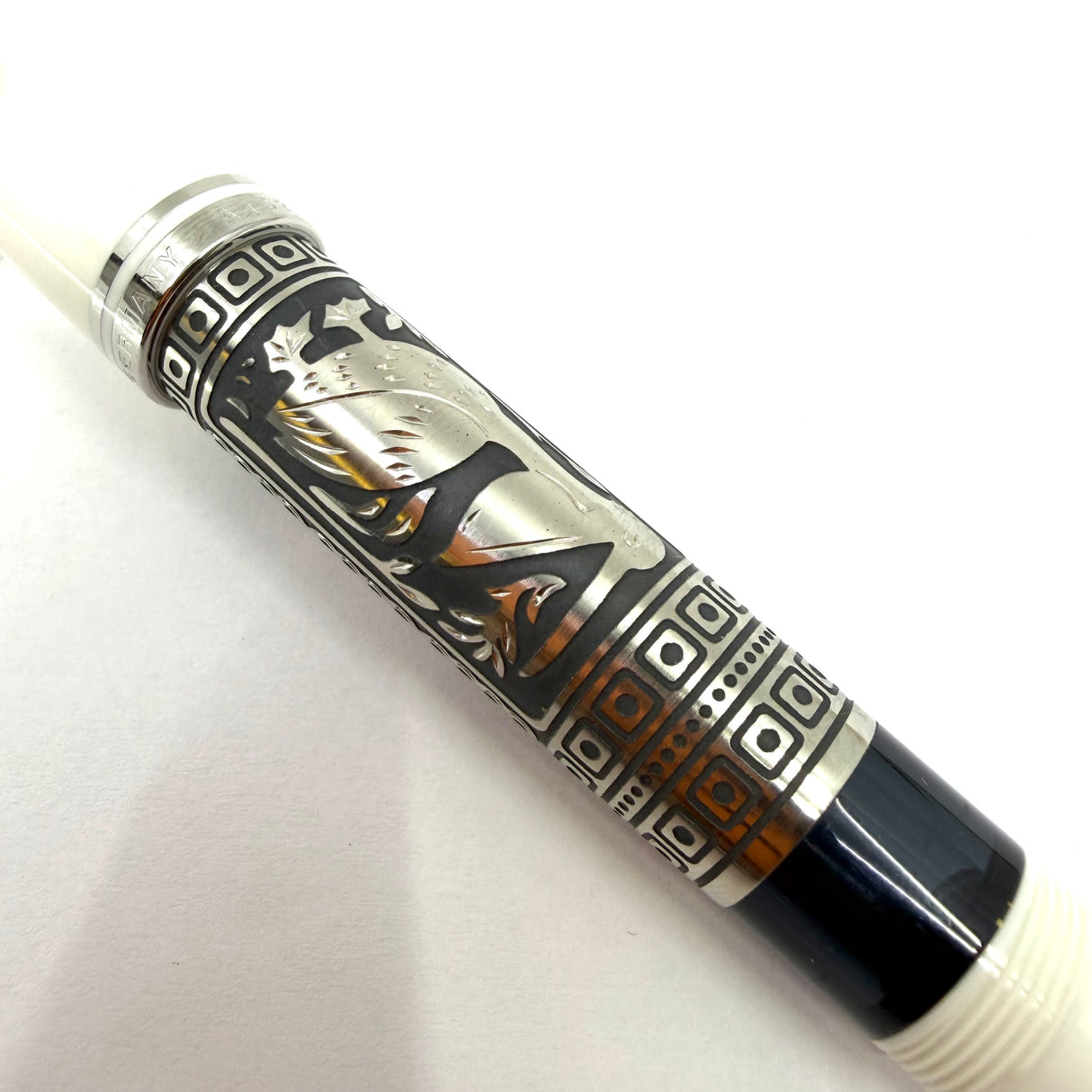 Pelikan M910 White Toledo Fountain Pen - Fine 18kt Gold Nib