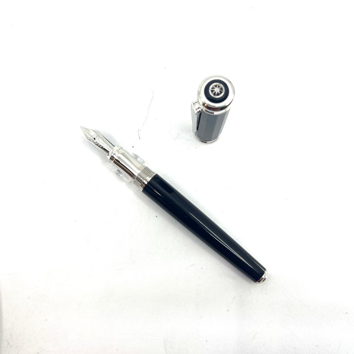 Signum (Italy) Black Facetted Fountain Pen - Broad 18kt Gold Nib