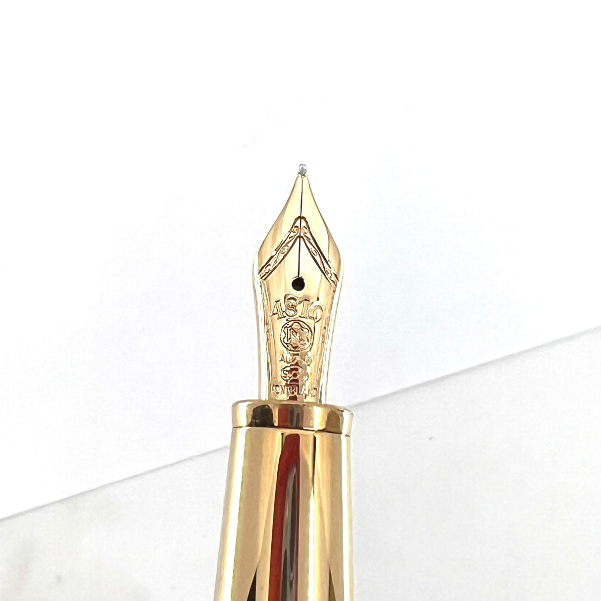 Montblanc Meisterstuck White Solitaire #145 Classique Fountain Pen - Fine 18kt Gold Nib