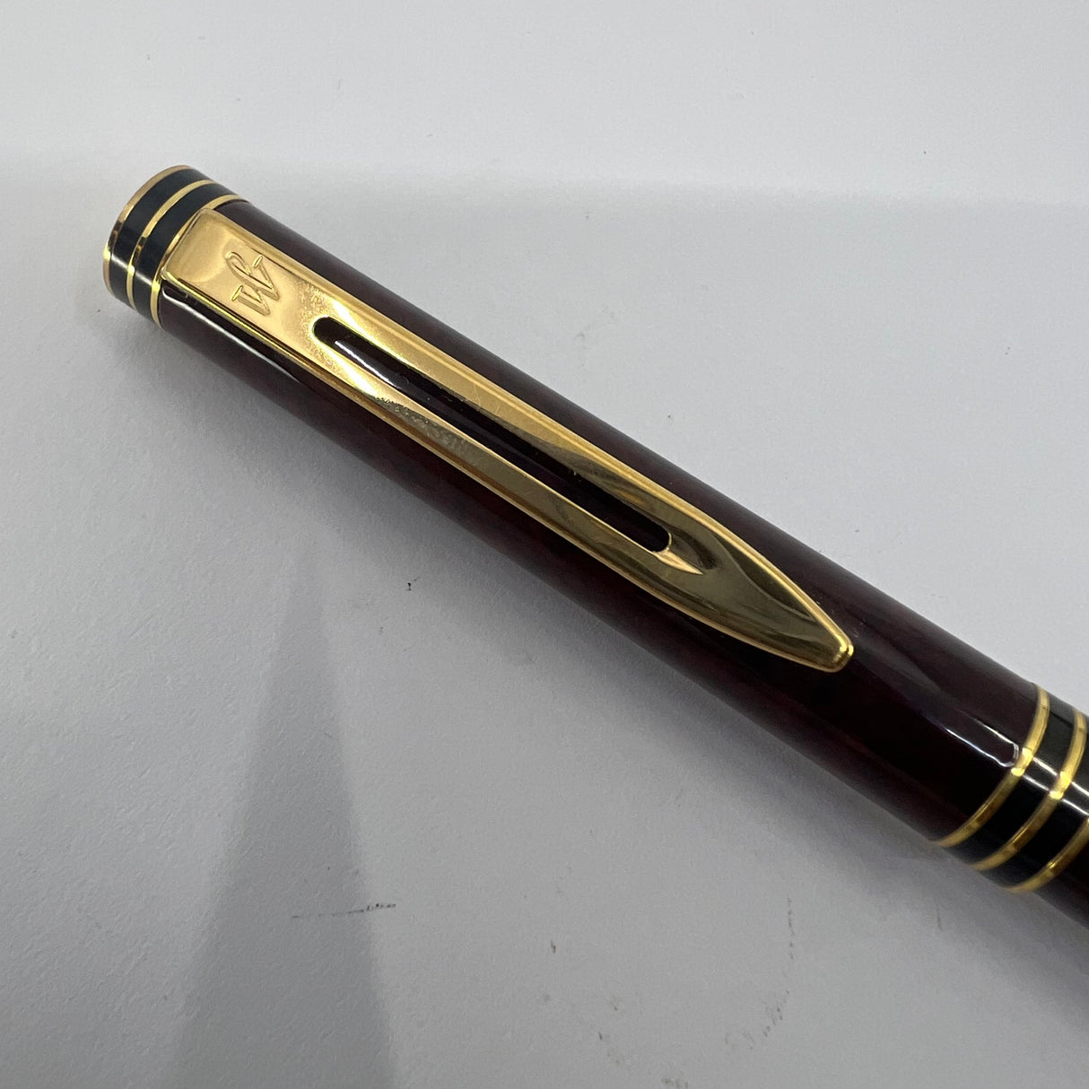 Waterman Exclusive Burgundy & Black Marble Lacquered Fountain Pen - Fine 18kt Gold Nib