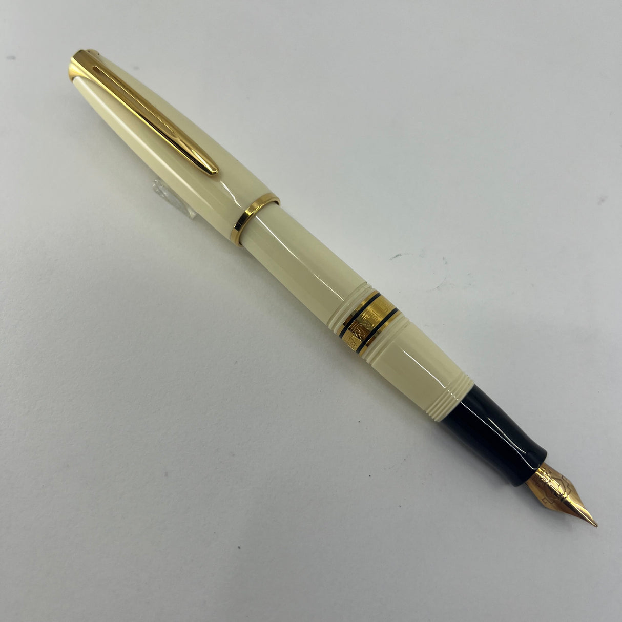 Waterman Ivory Resin Charleston Fountain Pen - Fine 18kt Gold Nib