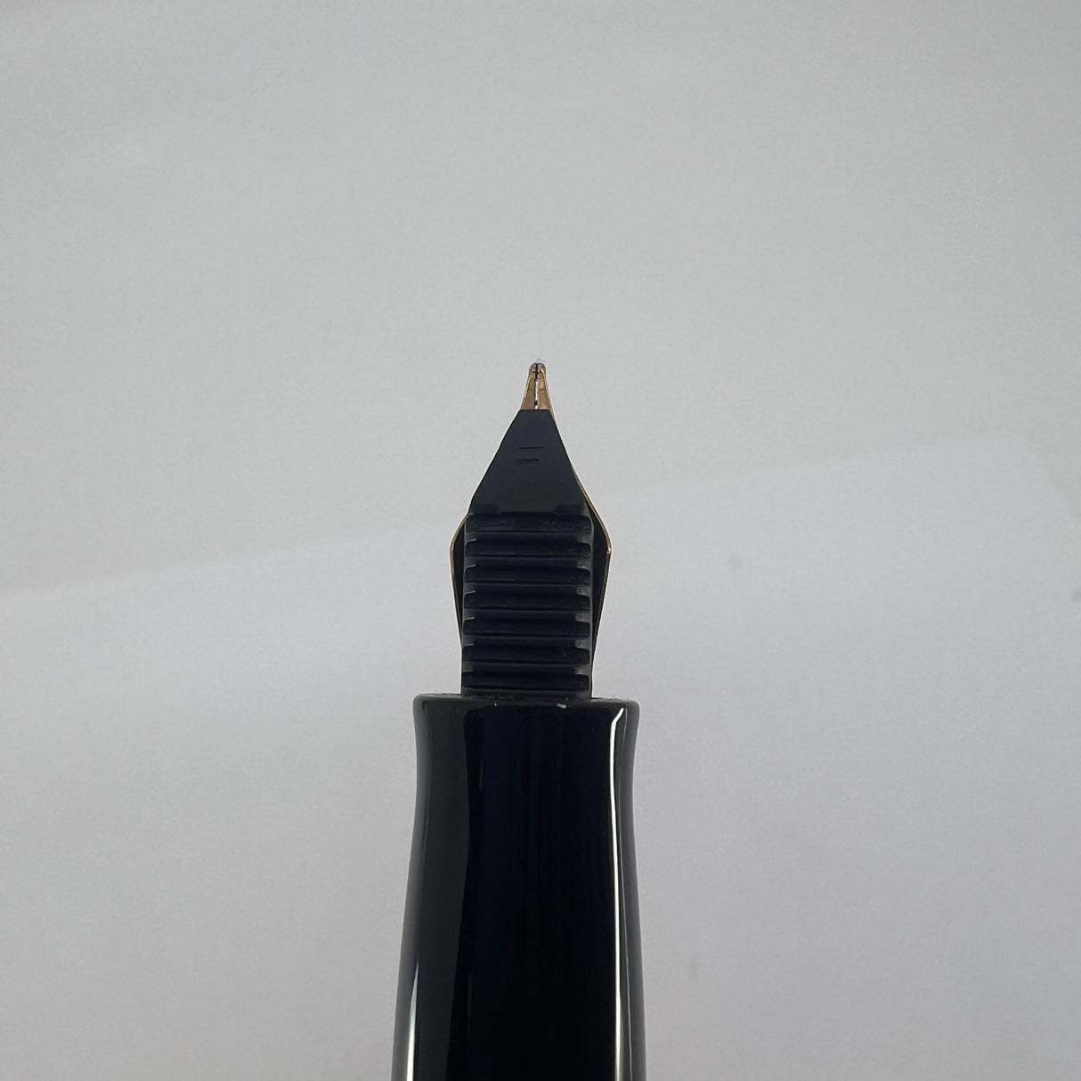 Waterman Ivory Resin Charleston Fountain Pen - Fine 18kt Gold Nib