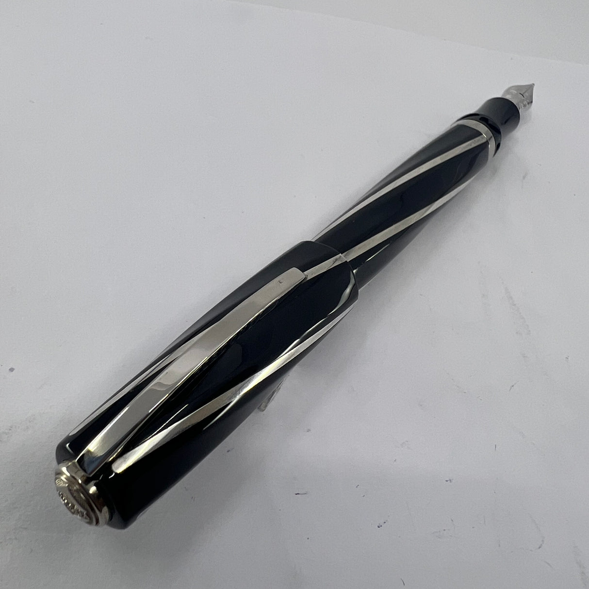 Visconti Black Divina Large Fountain Pen - Broad 14kt Gold Nib