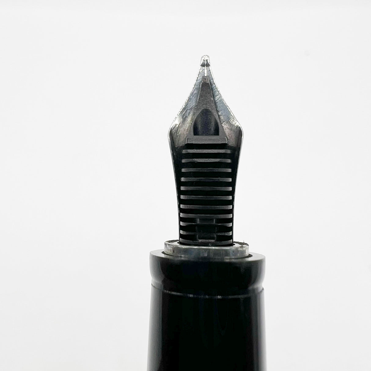 Montblanc Boheme "Jewel" Retractable Nib Blue "Lizardskin" Fountain Pen - Medium 18kt Gold Nib