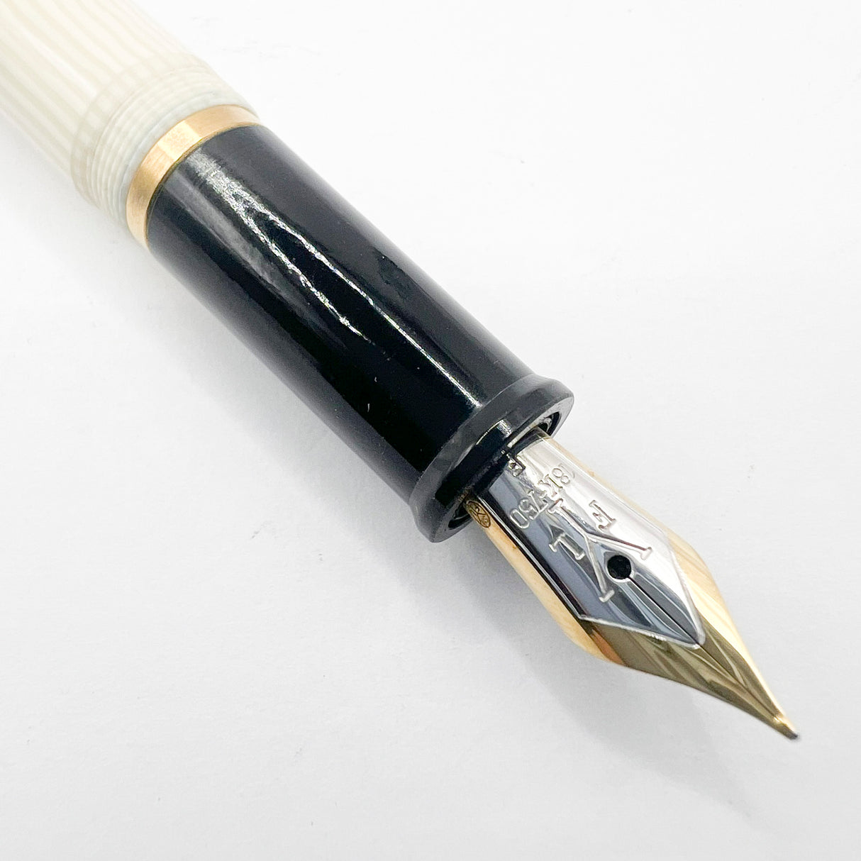 Francois Yves Luthier Modigliani White Limited Edition Fountain Pen - Fine 18kt Gold Nib