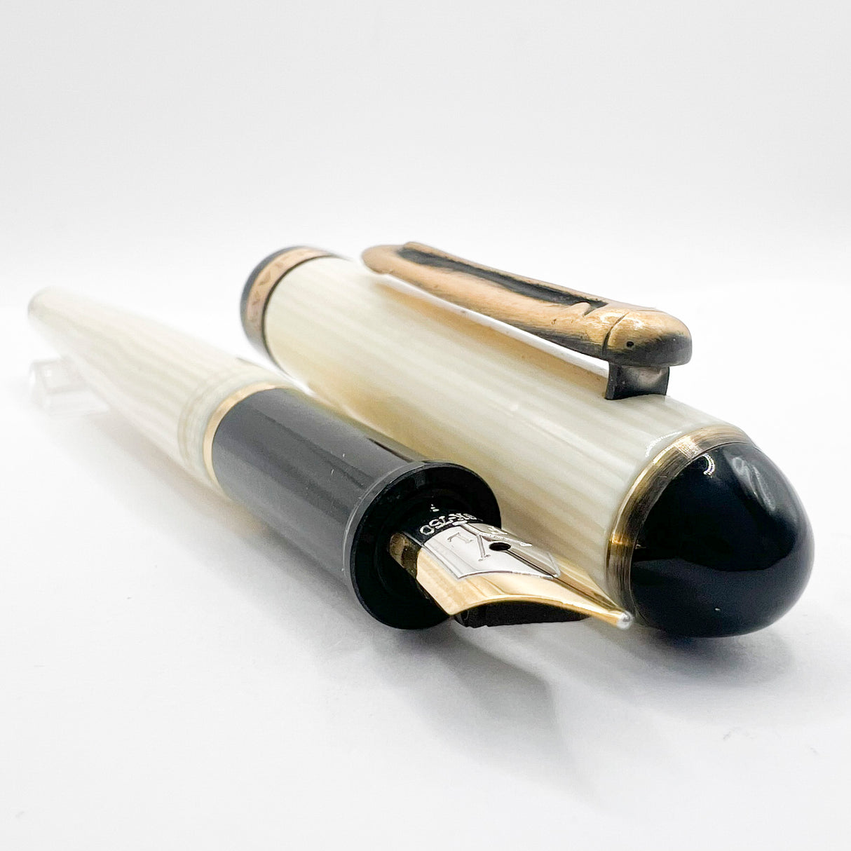 Francois Yves Luthier Modigliani White Limited Edition Fountain Pen - Fine 18kt Gold Nib