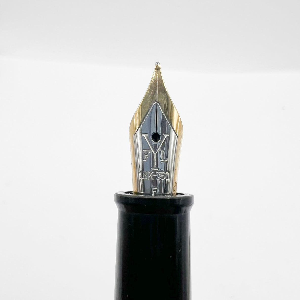 Francois Yves Luthier Modigliani White Limited Edition Fountain Pen - Fine 18kt Gold Nib