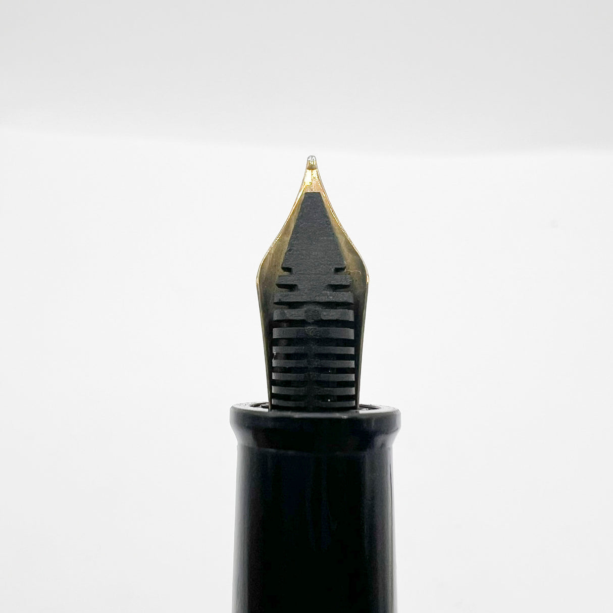 Francois Yves Luthier Modigliani White Limited Edition Fountain Pen - Fine 18kt Gold Nib