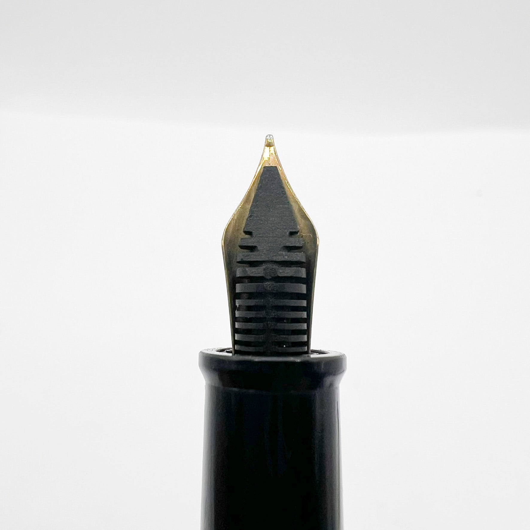 Francois Yves Luthier Modigliani White Limited Edition Fountain Pen - Fine 18kt Gold Nib