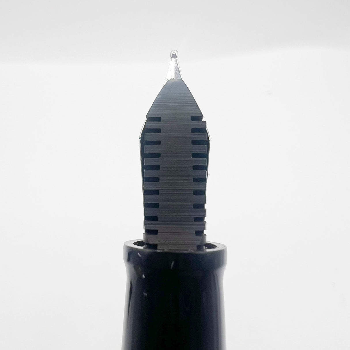 OMAS Cristoforo Colombo II Briar Wood Senior Paragon Fountain Pen - Medium 18kt Gold Nib