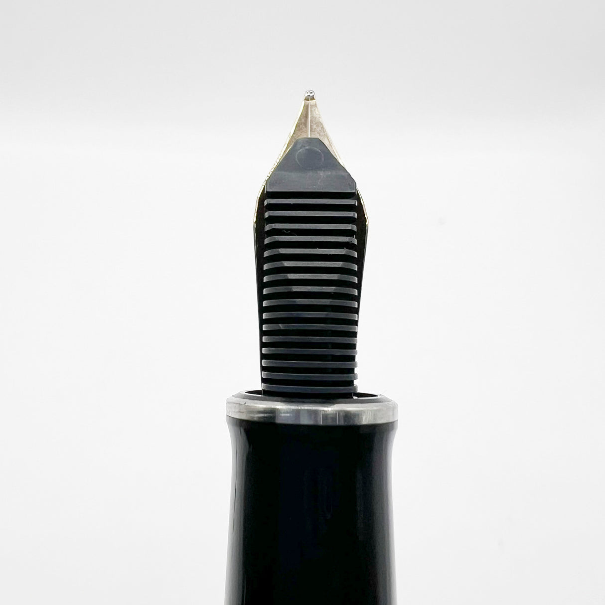 Pelikan M910 Toledo Sterling Silver Fountain Pen - Semi-Flex Medium 18kt Gold Nib