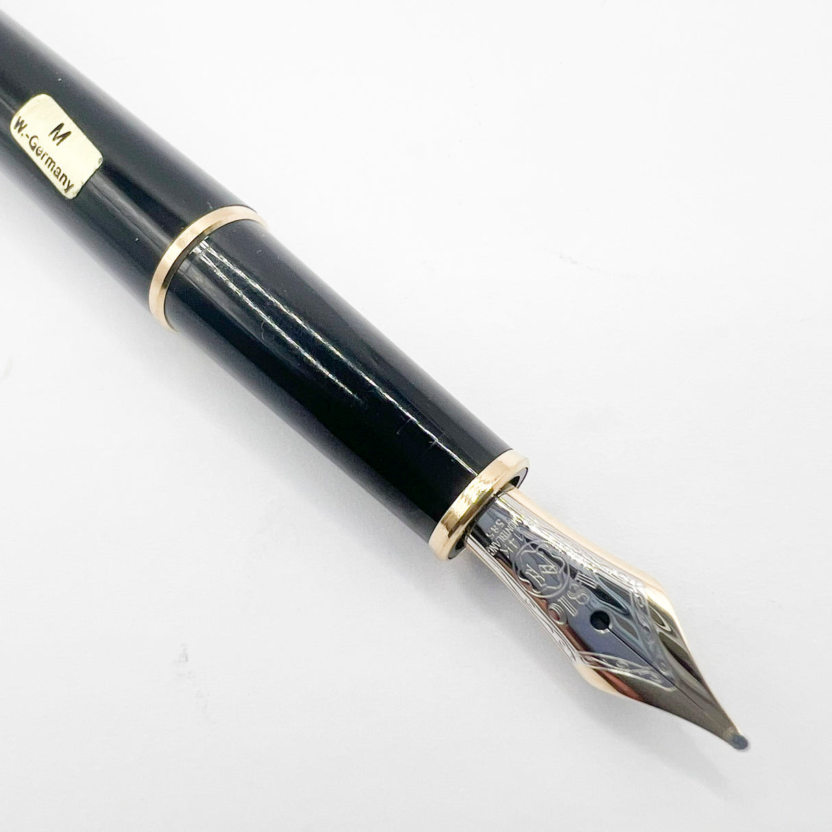 Montblanc Classique #144 Black Resin Fountain Pen - Medium 14kt Gold Nib