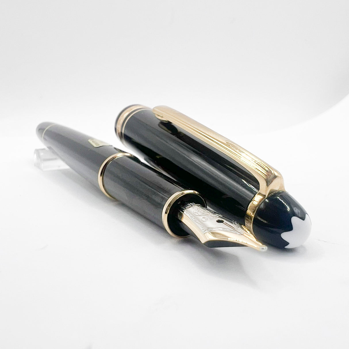 Montblanc Classique #144 Black Resin Fountain Pen - Medium 14kt Gold Nib