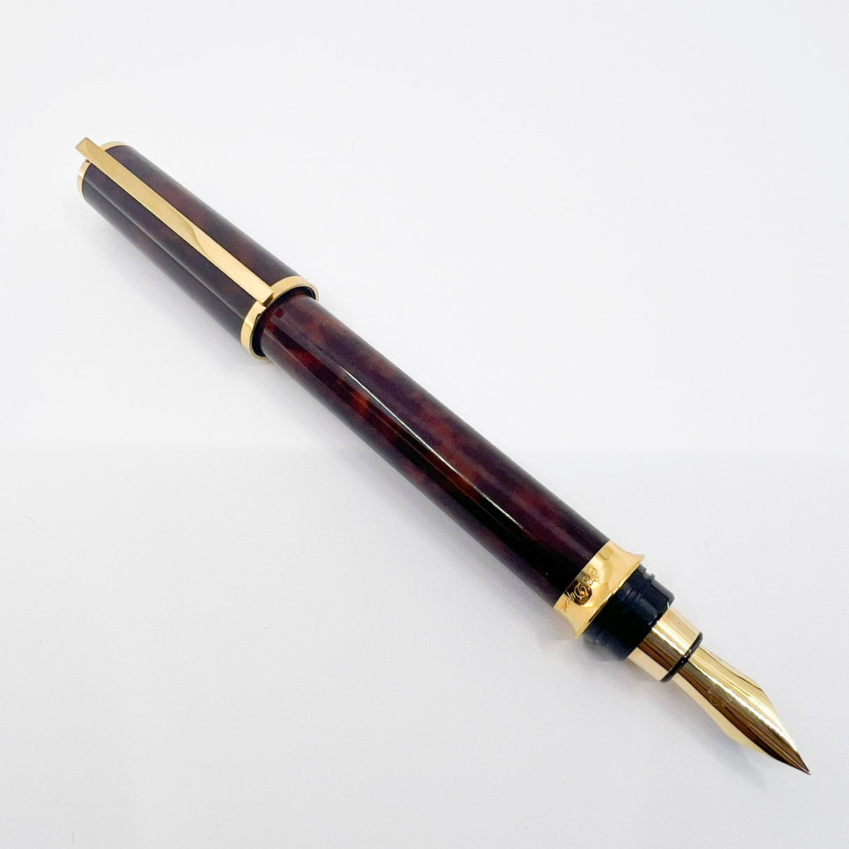 S. T. Dupont Montparnasse Chairman Tortoiseshell Laque de Chine Fountain Pen - Fine 18kt Gold Nib - Rarely Found in MINT Condition!