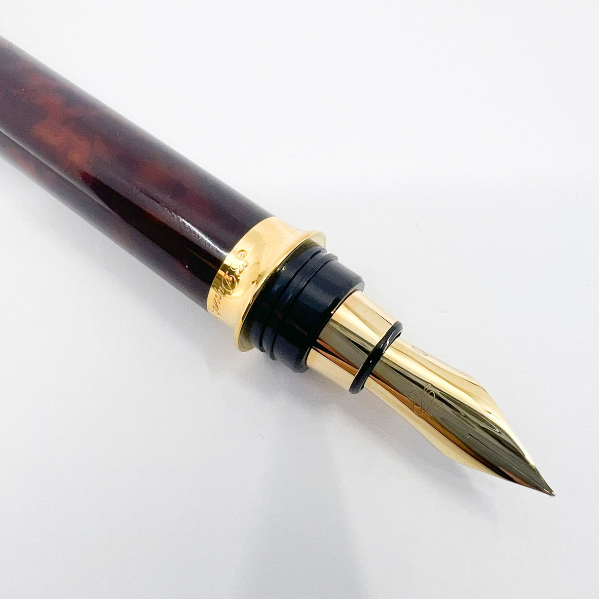S. T. Dupont Montparnasse Chairman Tortoiseshell Laque de Chine Fountain Pen - Fine 18kt Gold Nib - Rarely Found in MINT Condition!