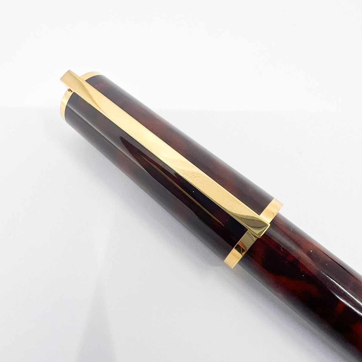 S. T. Dupont Montparnasse Chairman Tortoiseshell Laque de Chine Fountain Pen - Fine 18kt Gold Nib - Rarely Found in MINT Condition!