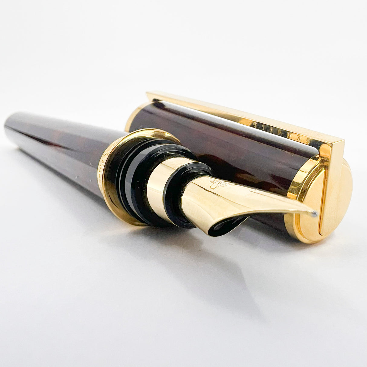S. T. Dupont Montparnasse Chairman Tortoiseshell Laque de Chine Fountain Pen - Fine 18kt Gold Nib - Rarely Found in MINT Condition!