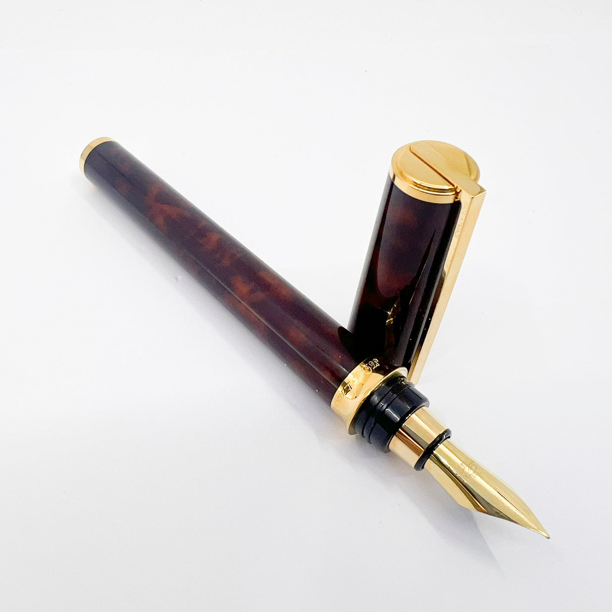 S. T. Dupont Montparnasse Chairman Tortoiseshell Laque de Chine Fountain Pen - Fine 18kt Gold Nib - Rarely Found in MINT Condition!