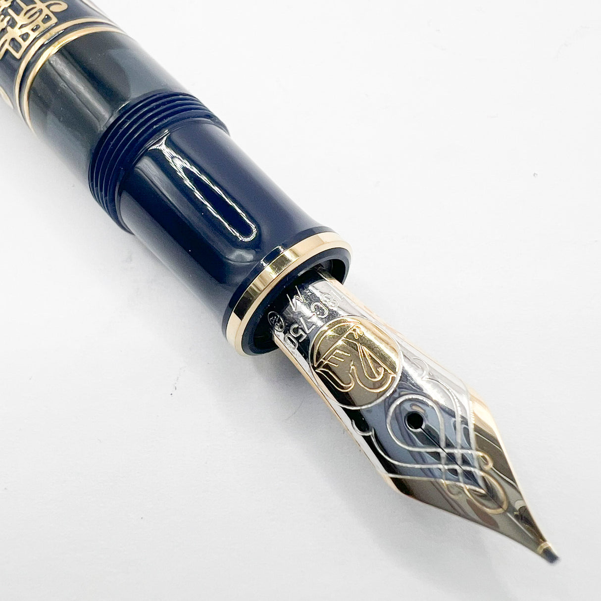 Pelikan Concerto Limited Edition Fountain Pen - Medium 18kt Gold Nib