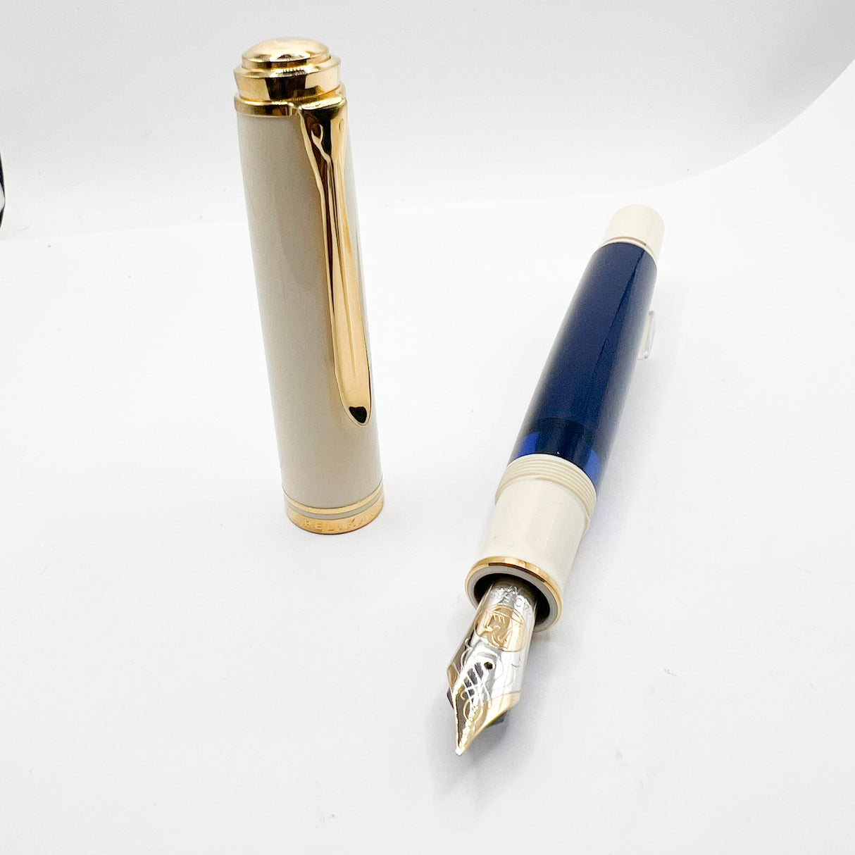 Pelikan M800 Special Edition Midnight Blue/Cream Fountain Pen - Flexible Medium 14kt Gold Nib