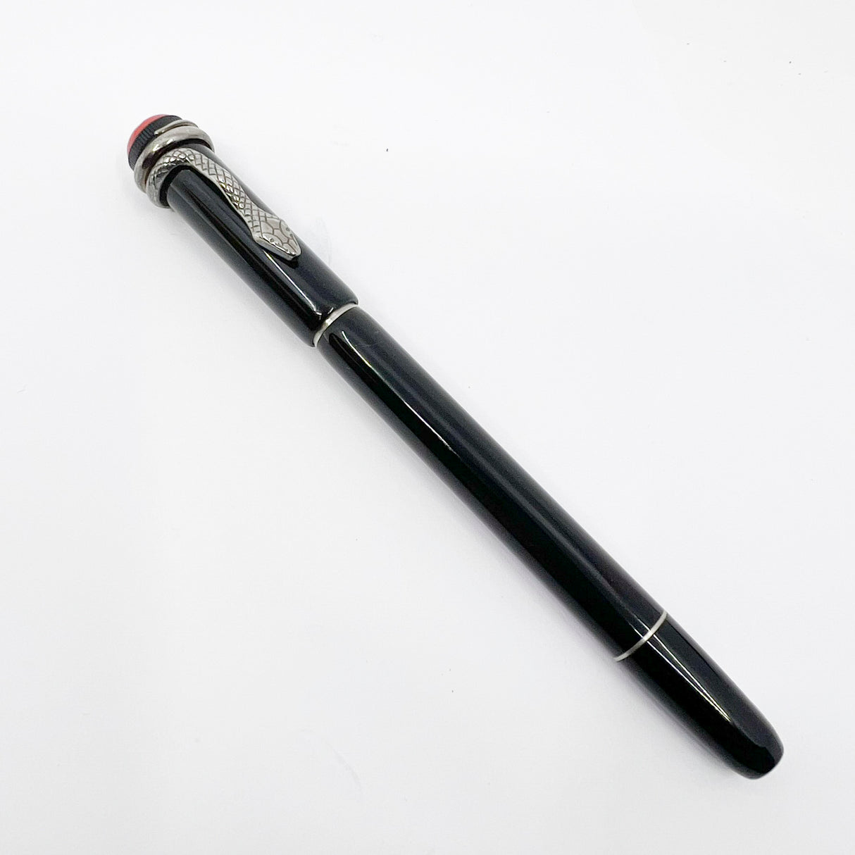 Montblanc Heritage Rouge Et Noir Black Fountain Pen - Double Broad Oblique (Profile of Left Foot) 14kt Gold Nib