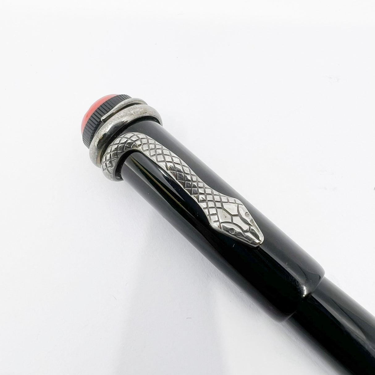 Montblanc Heritage Rouge Et Noir Black Fountain Pen - Double Broad Oblique (Profile of Left Foot) 14kt Gold Nib