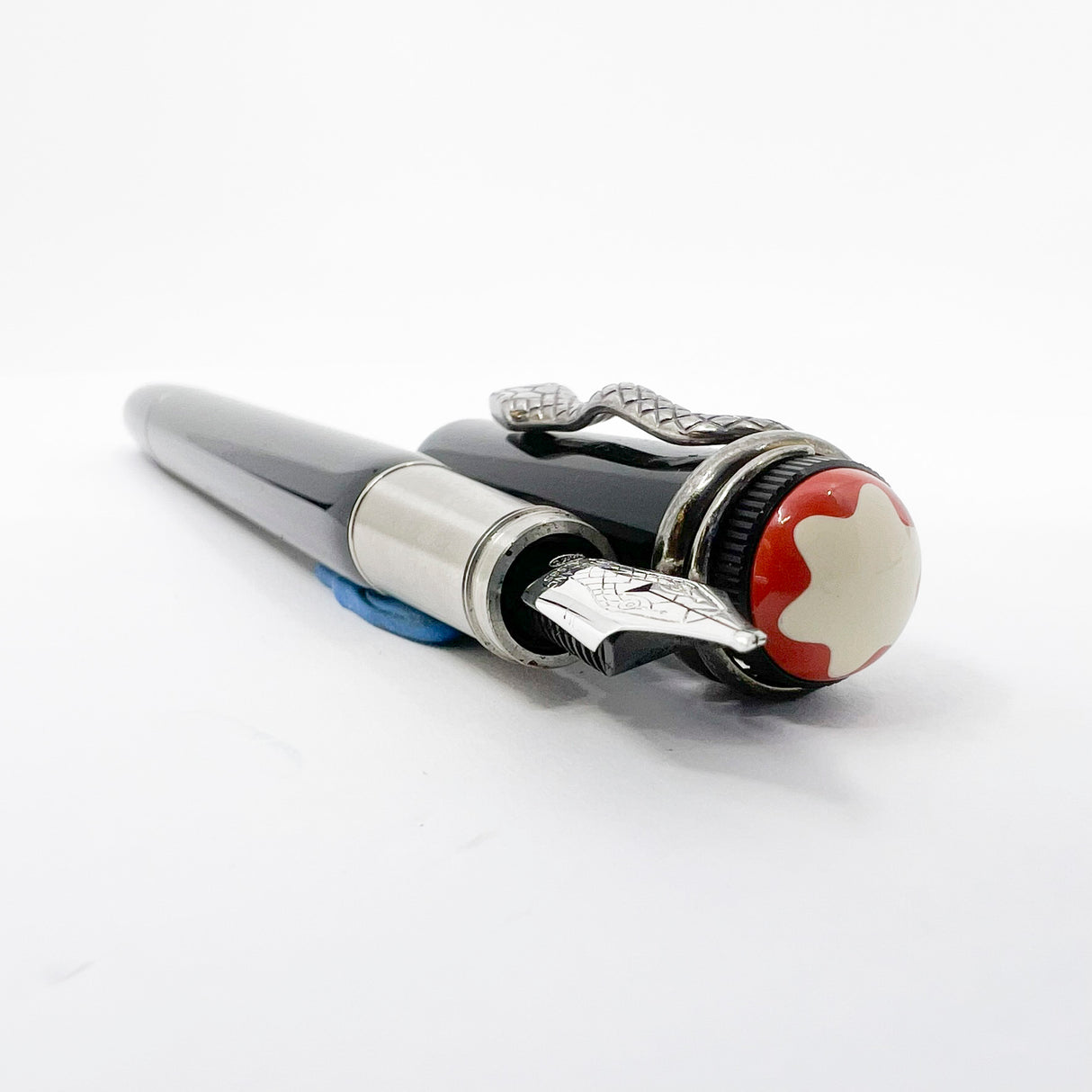 Montblanc Heritage Rouge Et Noir Black Fountain Pen - Double Broad Oblique (Profile of Left Foot) 14kt Gold Nib