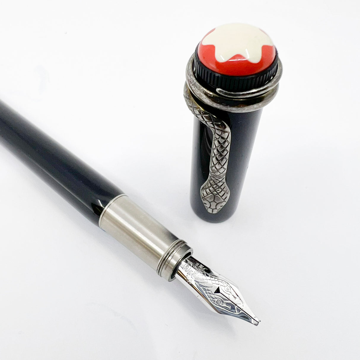 Montblanc Heritage Rouge Et Noir Black Fountain Pen - Double Broad Oblique (Profile of Left Foot) 14kt Gold Nib