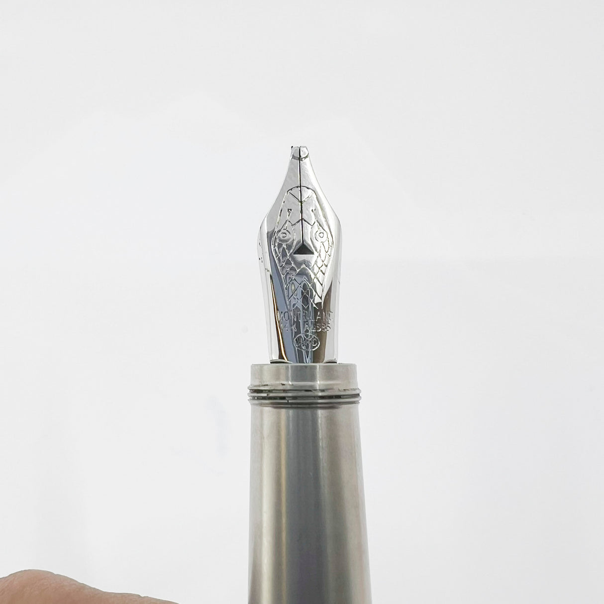 Montblanc Heritage Rouge Et Noir Black Fountain Pen - Double Broad Oblique (Profile of Left Foot) 14kt Gold Nib